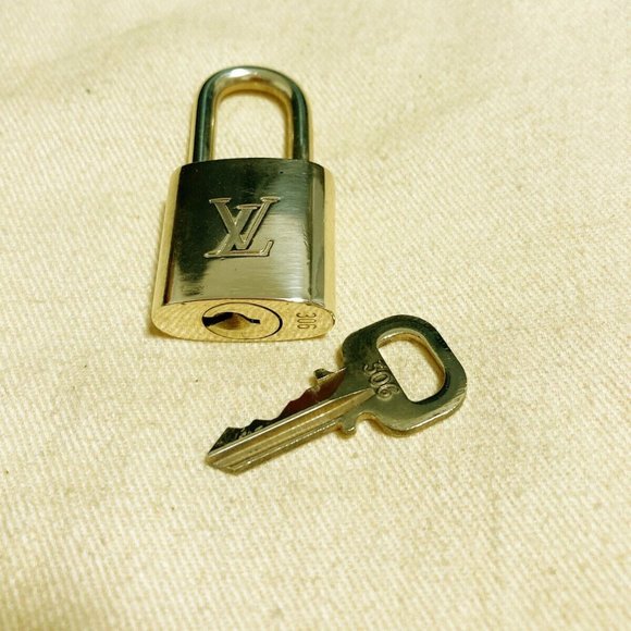 LOUIS VUITTON LV 10 SET PADLOCK KEY BAG CHARM CADENA GOLD PLATED FRANCE - Picture 3 of 8